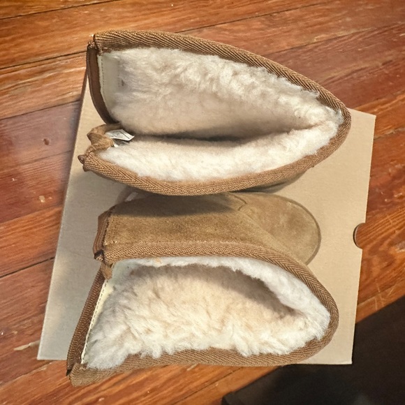 Little Kid’s Ugg - Picture 3 of 7